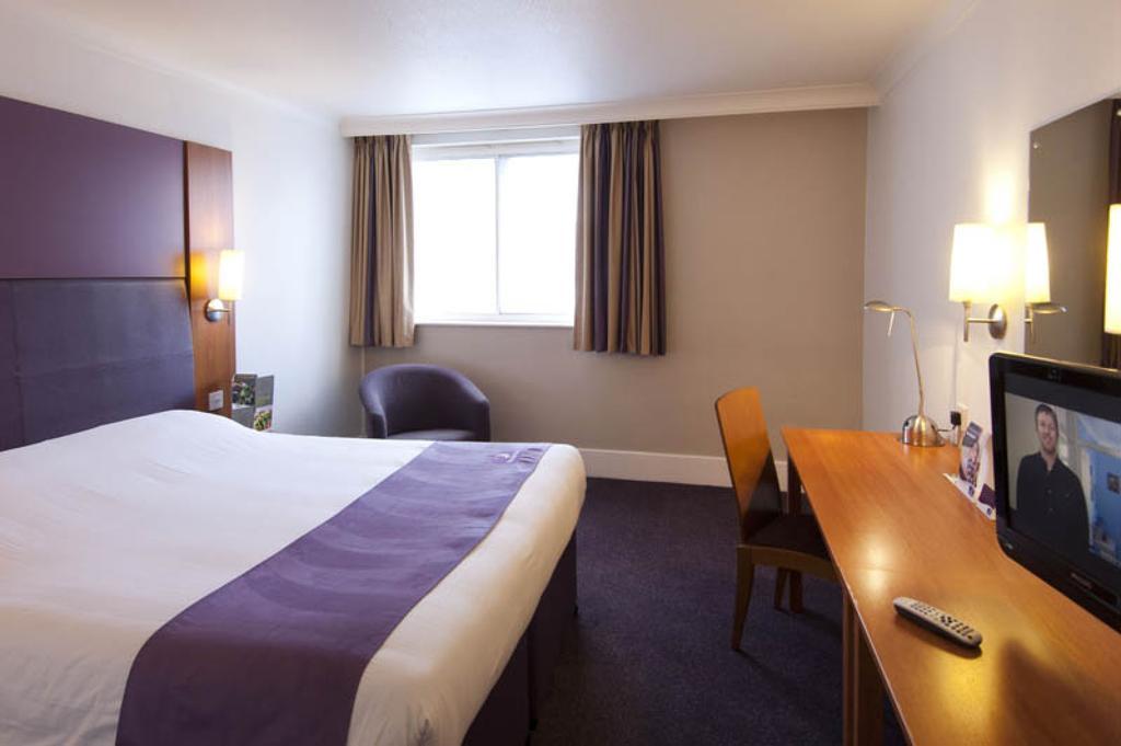 Premier Inn Woking West - A324 Oda fotoğraf