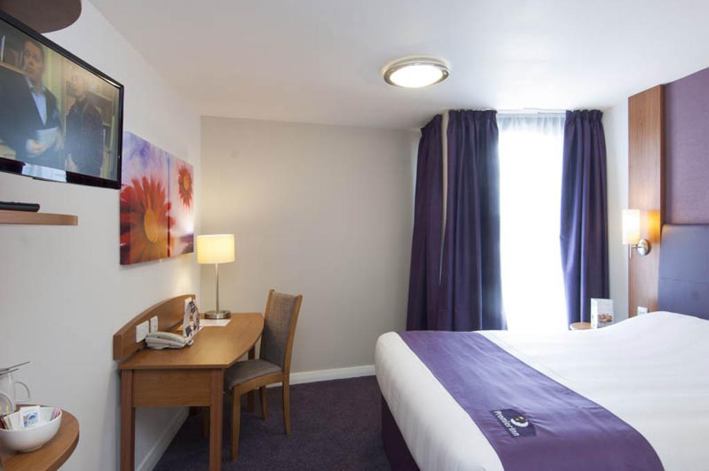 Premier Inn Woking West - A324 Oda fotoğraf