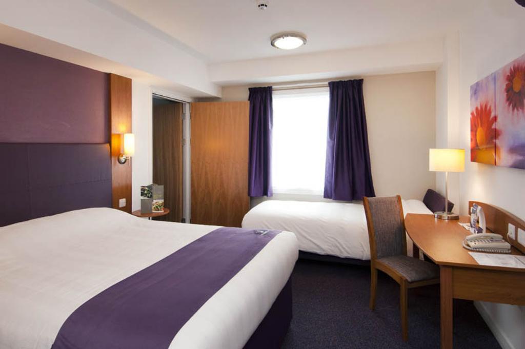 Premier Inn Woking West - A324 Oda fotoğraf